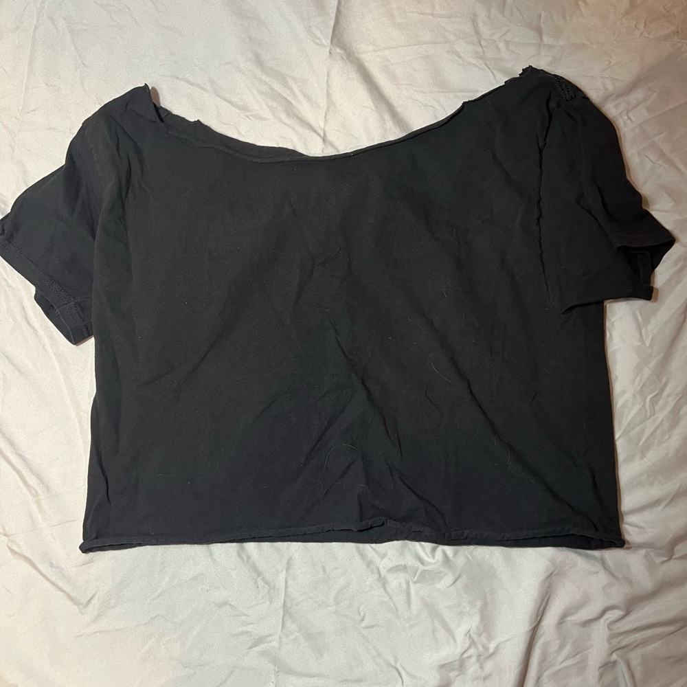 Scoop neck, cropped, cut tee